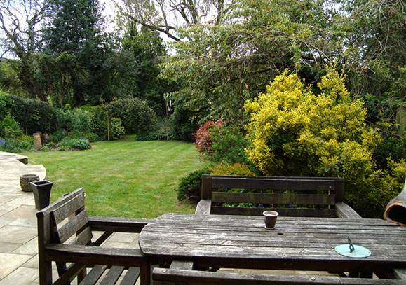 Large country-style garden design